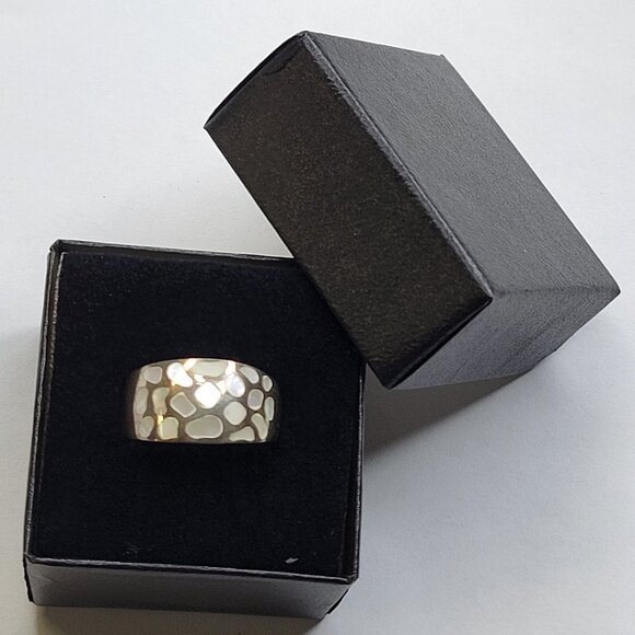 Vintage Silver and Mother of Pearl Ring Size 9 - Picture 10 of 15